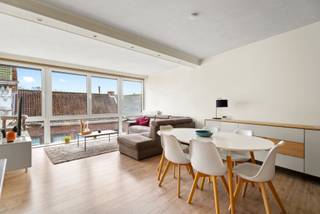 Ruim en lichtrijk duplex appartement3 slaapkamers en polyvalente ruimteMogelijkheid tot een tweede badkamerEnergiezuinig wonen in het hart van Lokeren...