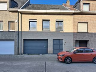 IMMO STORE stelt u deze UITZONDERLIJK RUIME en RUSTIG gelegen gezinswoning voor in het hart van Zellik. Dankzij haar DOORDACHTE INDELING, VIER volwaardige slaapkamers en aangename buitenruimtes is deze woning de ideale thuis voor gezinnen die op zoek zijn naar COMFORT en een UITSTEKENDE LIGGING.<br />Op de eerste verdieping bevindt zich een LICHTRIJKE leefruimte met GROTE RAAMPARTIJEN die zorgen voor een overvloed aan NATUURLIJK DAGLICHT. De open, volledig GEINSTALLEERDE keuken sluit naadloos aan op de woonkamer en geeft samen met de leefruimte uit op een RUIM TERRAS – de perfecte plek om te ontspannen of gezellig te tafelen. Het gelijkvloers omvat een inkomhal, een garage, een praktische berging/wasplaats en een ruime MASTER bedroom met aansluitende douchekamer, waardoor de woning ook ideaal is voor wie gelijkvloers wil slapen. De gezellige TUIN vormt een EXTRA TROEF en biedt voldoende ruimte voor kinderen, huisdieren of tuinliefhebbers.<br />Op de tweede verdieping bevinden zich nog DRIE ruime slaapkamers en een badkamer met ligbad. Daarnaast beschikt de woning over een handige opbergzolder die extra bergruimte biedt. De ligging is een absolute meerwaarde: in het centrum van Zellik, op WANELAFSTAND van winkels, scholen en openbaar vervoer, met een vlotte verbinding naar de Brusselse Ring (R0), de E40 en het station van Zellik. +++ EPC 'B' +++ GOEDGEKEURDE ELEKTRICITEIT +++ BEL IMMO STORE OP 02 203 03 03 voor een bezoek ter plaatse!