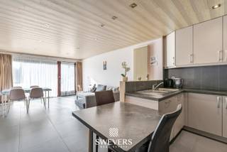 Voor meer info en foto’s, surf naar www.swevers.be – Dit gelijkvloers appartement aan de Hasseltsesteenweg 74/1 in Beringen biedt 69 m² wooncomfort, ideaal voor een alleenstaande of koppel. Het appartement ligt op wandelafstand van het centrum. De leefruimte van 21,7 m² wordt aangevuld met een praktische en compacte open keuken. De ruime slaapkamer van 12,9 m² sluit aan op een terras en tuin van elk 18 m², perfect voor wie van een groene omgeving houdt. Daarnaast grenst de slaapkamer aan een functionele badkamer. Vlotte verbindingen met snelwegen en openbaar vervoer maken deze locatie zeer aantrekkelijk. Het appartement en de garagebox zijn momenteel verhuurd, waardoor dit ook een interessante investering is. Voor meer informatie, bel 011 255 155. Bron bewoonbare oppervlakte: EPC – verslag.