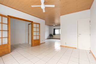 <p>Halfopen huis in het centrum van Niel, vlakbij groen, recreatie en alle dagelijkse voorzieningen.</p>
<p> </p>
<p>Deze woning in de Boomsestraat combineert een centrale ligging met een praktische indeling en aangename leefruimtes. Dankzij de nabijheid van winkels, openbaar vervoer, scholen en recreatiemogelijkheden geniet u hier van optimaal wooncomfort in het hart van Niel. De ruime leefruimte en grote slaapkamer bieden tal van mogelijkheden voor starters, alleenstaanden of koppels. Bovendien zorgt de zolderruimte voor extra opslag of potentieel naar eigen invulling. Een interessante woning voor wie een huis wil kopen op een goed bereikbare locatie in Antwerpen.</p>
<p> </p>
<p>Belangrijkste ruimtes:<br />• Ruime woonkamer met aangename leefruimte<br />• Functionele bureauruimte ideaal voor thuiswerk<br />• Grote slaapkamer met veel mogelijkheden<br />• Badkamer<br />• Praktische hal en apart toilet<br />• Zolder geschikt als bergruimte of hobbyruimte<br />• Zeer ruime kelder</p>
<p> </p>
<p>Troeven:<br />• Centrale ligging vlakbij het centrum van Niel<br />• Groen en recreatie in de nabije omgeving<br />• Winkels, scholen en openbaar vervoer binnen handbereik</p>
<p> </p>
<p>Neem vandaag nog contact op met je ERA-makelaar voor een bezoek.</p>
<p> </p>
<p>JOUW DROOMHUIS. ZO GEVONDEN!</p>