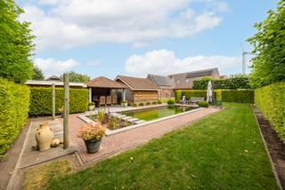 <p>Ruime villa in het centrum van Wuustwezel op een fraai perceel van 1.330m² met zwemvijver! De kwalitatief gebouwde gezinswoning werd door de jaren heen perfect onderhouden en bestaat o.a. uit gezellige leefruimte op parketvloer en met open keuken, 5 riante slaapkamers, 2 badkamers, 3 wc’s, een dubbele inpandige garage een ruime bergzolder. De woning is omgeven door een verzorgde tuin met magnifieke zwemvijver met lounge en een handige oprit! EPC B</p>