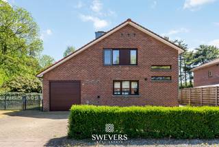 Voor meer info en foto’s, surf naar www.swevers.be – Instapklare open bebouwing gelegen in de Heuvelstraat 9 te Houthalen-Helchteren, op een rustige maar centrale locatie. Deze gezinswoning, oorspronkelijk gebouwd in 1972 en grondig gerenoveerd in 2019 (met nieuwe brander in 2024), biedt een bewoonbare oppervlakte van 140 m² en combineert comfort met functionaliteit. Dankzij vernieuwingen zoals HR-beglazing, vernieuwde elektriciteit en leidingen en zoldervloerisolatie is de woning meteen bewoonbaar.<br /><br />Op het gelijkvloers bevindt zich een inkomhal, een lichtrijke leefruimte van 28,38 m² met plaats voor zit- en eethoek, een praktische keuken van 8,68 m² en een inpandige garage van 19,99 m². Op de eerste verdieping zijn er drie slaapkamers (15,05 m², 12,17 m² en 7,92 m²) en een functionele badkamer. De zolder van 36,66 m² biedt extra opslagruimte of uitbreidingsmogelijkheden.<br />Het perceel van 5a 54ca beschikt over een zuidoostgerichte, volledig omheinde tuin met veel privacy. Extra troeven zijn een vrijstaande garagebox van 15 m² en een regenwaterput van 3000 liter (niet aangesloten). De woning is momenteel verhuurd aan €775/maand, wat ze ook interessant maakt als investering.<br /><br />Gelegen op korte afstand van het centrum (3 km), met winkels, scholen, openbaar vervoer en snelwegen in de nabije omgeving. Voor meer informatie, bel 011 255 155. Bron bewoonbare oppervlakte: EPC – verslag.