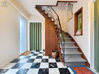 <p><span>Deze stevige, betonnen woning is gelegen in een rustige doodlopende straat, op korte afstand van het centrum van Geraardsbergen. Dankzij de centrale maar stille ligging combineert deze woning wooncomfort met een uitstekende bereikbaarheid. Het dak en de ramen werden volledig vernieuwd in 2012, wat zorgt voor een degelijke en duurzame basis.</span></p><p><span>Via de inkomhal betreedt u de woning. De gezellige leefruimte is uitgerust met een houtkachel en sluit aan op een aparte bureauruimte, ideaal voor thuiswerk of hobbys. Verder beschikt de woning over een keuken met eetplaats, die uitgeeft op de veranda met zicht op de tuin. Daarnaast zijn er op het gelijkvloers een apart toilet en een praktische bergruimte aanwezig. Er is een kelder.</span></p><p><span>Op de eerste verdieping bevinden zich drie volwaardige slaapkamers en een badkamer met lavabo en inloopdouche.</span></p><p><span>Buiten geniet u van een aangename tuin waar het rustig vertoeven is.</span></p><p><span>Troeven:</span></p><ul><li><span>Gelegen in een rustige doodlopende straat</span></li><li><span>Nabij het centrum van Geraardsbergen</span></li><li><span>Kloeke, betonnen constructie</span></li><li><span>Dak en ramen volledig vernieuwd in 2012</span></li><li><span>Gezellige leefruimte met houtkachel</span></li><li><span>Aparte bureauruimte</span></li><li><span>Kelder</span></li><li><span>Aangename tuin</span></li></ul><p><span>Een ideale woning voor wie op zoek is naar een solide gezinswoning in een rustige straat, met alle voorzieningen binnen handbereik.</span></p><p><span>Vanafprijs €295.000. Elk bod vanaf deze prijs wordt ter goedkeuring aan de verkoper voorgelegd. De verkoper behoudt zich het recht voor een bod al dan niet te aanvaarden. </span></p><p><span>Interesse? Contacteer ons voor meer informatie of een bezoek ter plaatse.</span></p>