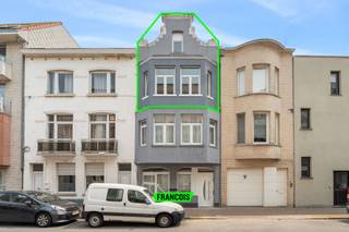 In de Koniniginlaan 5, een rustige éénrichtingsstraat pal in het centrum van Blankenberge, bevindt zich deze volledig gerenoveerde duplex op de bovenste twee verdiepingen van een kleinschalig gebouw met slechts drie appartementen. Hier woon je op wandelafstand van het openbaar vervoer, winkels, het handelscentrum én de zeedijk, en toch geniet je van rust en privacy.<br /><br />Deze instapklare duplex werd grondig aangepakt: niet alleen het interieur werd vernieuwd, ook de gevel werd geïsoleerd en vernieuwd. Je bereikt het appartement via de centrale traphal.<br /><br />Bij het betreden van de tweede verdieping valt meteen de moderne afwerking op. De nieuwe, volledig uitgeruste keuken en de overvloed aan natuurlijk licht maken van de leefruimte een gezellige en aangename plek. Verder vinden we op dit niveau een apart gastentoilet, een praktische berging en een eerste slaapkamer met eigen douchefaciliteit.<br /><br />Op de bovenverdieping bevindt zich de tweede slaapkamer, die eveneens ruim en licht is.<br /><br />Extra troef: mogelijkheid tot aankoop van een garagebox in de Steenstraat, perfect om zorgeloos te parkeren in het centrum. <br /><br />Mis uw kans niet en plan uw bezoek alvast in!<br /><br />