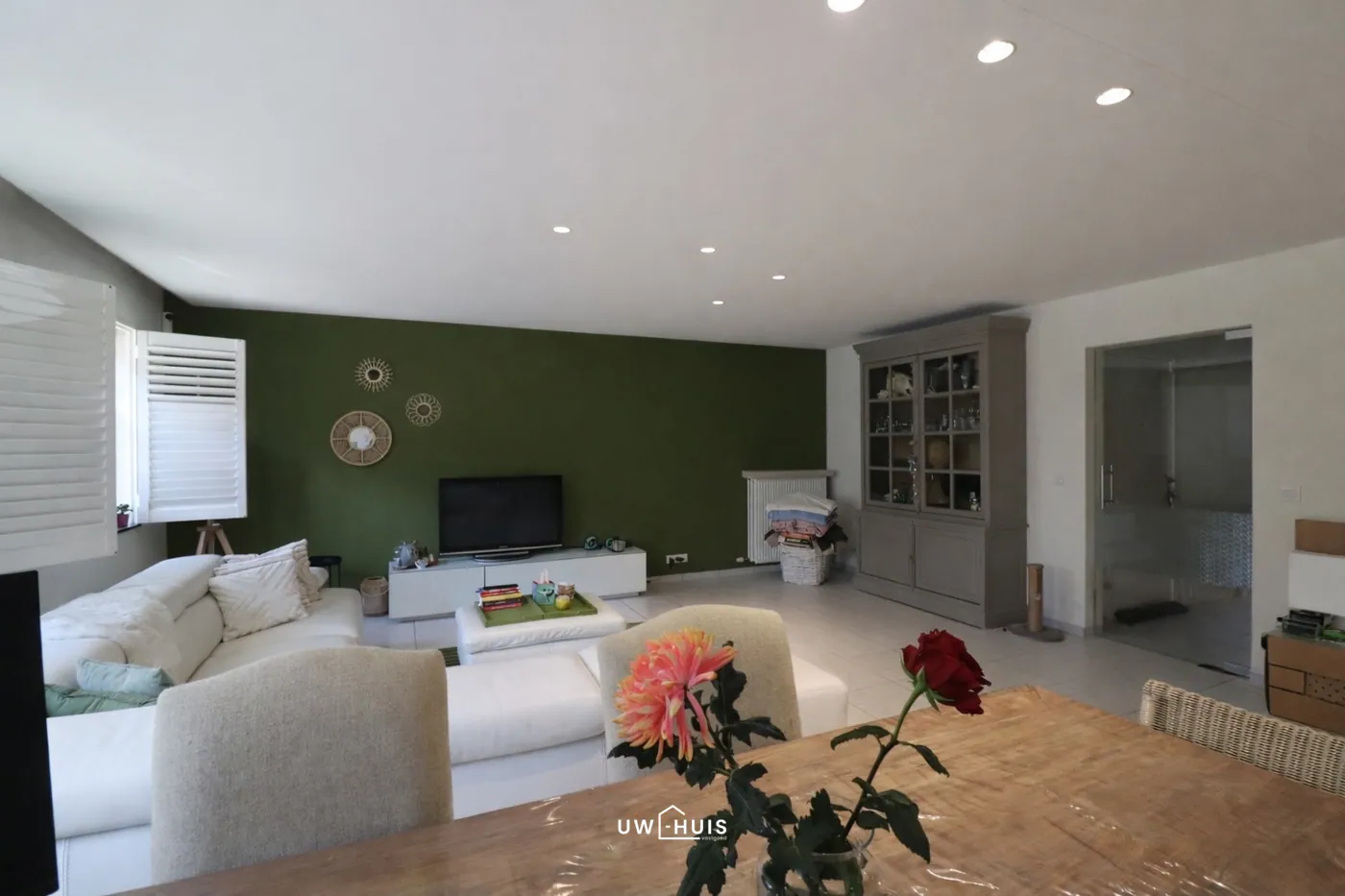 Prachtig gelijkvloers appartement met twee slaapkamers, tuin (incl. overdekt terras) én garage - foto 2