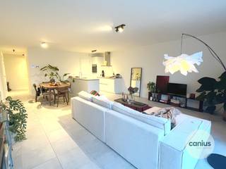 <p><span>GESCHILDERD NIEUWBOUWAPP. IN HARTJE HASSELT MET 2 SLKS + TERRAS &amp; PARKING</span></p><p><span> </span></p><p><span>Op wandelafstand van het stadscentrum van Hasselt, Hoofdstad van de Smaak treffen wij residentie Mosa aan. Ideaal voor iemand die wil genieten van het bruisende stadscentrum. In de directe omgeving treffen wij lokale handelaars aan. Tevens bevinden wij ons op wandelafstand van verschillende parken, het Cultureel centrum, … Ook kunnen wij een goede bereikbaarheid garanderen door de ligging nabij openbaar vervoer en invalswegen  zoals de kleine en de grote ring waardoor wij ons vlot kunnen verplaatsen. </span></p><p><span> </span></p><p><span>Appartement 1.1 is gelegen op de eerste verdieping. De indeling is als volgt: inkomhal, afzonderlijk toilet, leefruimte bestaande uit een zit- en eethoek, volledig geïnstalleerde keuken, berging, badkamer, 2 slaapkamers + terras. </span></p><p><span>Bij het appartement dient men verplicht een autostaanplaats (35.000,00 euro) en een kelderberging (6.000,00 euro) aan te kopen. Parkeergelegenheid gegarandeerd! </span></p><p><span> </span></p><p><span>Het appartement is momenteel verhuurd, ideaal als investering of voor eigen bewoning.</span></p><p><span>TROEVEN</span></p><p><span>+ Beschikbaar bij notariële akte</span></p><p><span>+ Aangename buitenruimtes </span></p><p><span>+ Gunstige ligging in hartje Hasselt </span></p><p><span>+ Volledig geschilderde appartementen</span></p><p><span>+ Energiezuinig appartementen voorzien van hedendaagse technieken </span></p><p><span>+ Geniet nu nog van 6% BTW <br />(AANKOOP AAN VERLAAGD BTW-TARIEF VAN 6% ZOWEL OP DE CONSTRUCTIE ALS DE GROND (IPV 21%) MOGELIJK INDIEN MEN AAN DE WETTELIJKE VOORWAARDEN VOLDOET.)</span></p><p><span> </span></p><p><span>Net als ons overtuigd van de vele voordelen van residentie Mosa? Neem gerust contact op met één van onze medewerkers via 078 78 30 39 of <span>info@canius.be</span></span><span> </span></p><p><span> </span></p><p><span>*Deze gegevens zijn louter ter informatieve titel. De vermelde oppervlaktes zijn slechts indicatie. Canius Real Estate kan niet verantwoordelijk gesteld worden voor de juistheid van de aan haar verstrekte gegevens. </span></p><p><span> </span></p><p><span> </span></p>