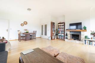In Ukkel, in het gegeerde Parc Brugmann, stellen wij u dit prachtige en lichtrijke appartement van ±130 m² voor, gelegen op de 6de verdieping van een verzorgd gebouw. Rustig gelegen in een groene omgeving en toch vlak bij winkels en openbaar vervoer, geniet dit pand van een bijzonder aangename ligging.<br /><br />Het appartement biedt mooie volumes en een praktische indeling. U vindt er een inkomhal met ingemaakte kasten, een half uitgeruste keuken en een ruime leefruimte van ±35 m² met salon en eetkamer, badend in natuurlijk licht. Deze ruimte geeft uit op twee aangename terrassen, ideaal georiënteerd op het zuiden en het oosten, zodat u de hele dag van de zon kunt genieten.<br /><br />Het nachtgedeelte omvat drie mooie slaapkamers, een douchekamer en een master suite met aangrenzende dressing en badkamer van ±9 m² met bad, dubbele lavabo, washoek en toilet.<br /><br />Twee kelders en twee garages (+ 50.000 €) vervolledigen dit eigendom. Het appartement is momenteel verhuurd via een 9 jarig huurcontract gestart op 01/08/2021, voor een huurprijs van 1.360 € exclusief lasten. Collectieve gasketel, dubbele beglazing, conforme lift en mede eigendomskosten van 210 €/maand exclusief verwarming, aangevuld met 110 € reservefonds. EPC C.<br /><br />
<p><span>6de verdieping</span>: Appartement Type A Blok II</p>
<ul>
<li>Inkomhal met ingebouwde kasten ±10 m²</li>
<li>Half uitgeruste keuken van ±10 m²</li>
<li>Ruime woonkamer, eetkamer en salon van ±35 m² met terras van ±10 m² op het zuiden en terras van ±20 m² op het oosten</li>
<li>Toilet met handenwasser</li>
<li>Nachthal</li>
<li>Slaapkamer van ±14 m² met quickstepvloer</li>
<li>Slaapkamer van ±14 m² met quickstepvloer</li>
<li>Douchekamer</li>
<li>Slaapkamer van ±15 m² met aangrenzende dressing en aangrenzende badkamer van ±9 m² (bad, dubbele lavabo, washoek en toilet)</li>
</ul>
<br />Kelders 47 & 48 inbegrepen<br />Garages 147 & 148 inbegrepen in Blok III