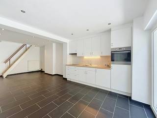 Deze ruime gezinswoning te huur in Brugge geniet van een rustige ligging in de residentiële Balsemboomstraat. U bevindt zich hier in een aangename, rustige omgeving, maar toch met een vlotte bereikbaarheid naar het centrum van Brugge en belangrijke invalswegen. Dit maakt het de ideale thuis voor wie op zoek is naar rust en ruimte, gecombineerd met praktisch wooncomfort.<br /><br />De lichtrijke woonkamer staat geheel in het teken van rust en gezelligheid. U ontspant er in een ruime zithoek waar het zonlicht heerlijk binnenvalt. Vanuit de leefruimte loopt u naadloos over naar de open keuken. Daarnaast heeft u direct toegang tot de zonnige stadskoer, een fijne en onderhoudsvriendelijke plek om het hele jaar door buiten te vertoeven.<br /><br />De badkamer is compleet uitgerust, voorzien van een ruim ligbad en een lavabomeubel met opberkasten. Daarnaast beschikt de woning over twee volwaardige slaapkamers. <br /><br />Indeling:<br /><br />- inkom - ruime woonkamer- lichtrijke open keuken - badkamer voorzien van ligbad - 2 slaapkamers - stadskoer<br /><br /><br />Algemeen:<br /><br />- Huurprijs: € 895,00 /maand<br />- EPC C<br /><br />Wenst u meer info en/of een bezoek? Neem dan contact met ons op via onze website. We helpen u graag verder.<br /><br />De snelste manier om een bezoek te brengen aan dit pand? Vraag je bezoek aan via de roze knop op onze website (www.dewaele.com) en je wordt gecontacteerd door één van onze verhuurexperten.