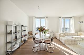 Energiezuinig 3 slaapkamer appartement met terras en spectaculair uitzicht op de Scheldebocht. Gelegen in een rustige woonomgeving, omgeven door dokken en op slechts enkele stappen van het MAS, het Park Spoor Noord en de Schelde. Ook het stadscentrum is vlakbij.<br />Verschillende supermarkten, diverse gezellige horeca en culturele hotspots in de onmiddellijke omgeving.<br /><br /><strong>Indeling:</strong><br />Woonkamer op parket; terras met namiddag- en avondzon; keuken met bijkeuken; 3 slaapkamers op parket; badkamer met ligbad en douche; aparte wc. <br /><br /><strong>Bijzonderheden:</strong>
<ul>
<li>Kelderberging inclusief.</li>
<li>Momenteel verhuurd. </li>
<li>Mogelijkheid tot aankoop autostaanplaats. </li>
</ul>