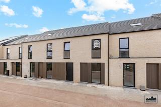 <p><span>Een knappe en ruime nieuwbouwwoning met een bewoonbare oppervlakte van 205 m², op een centrale doch rustige locatie, voorzien van alle modernste technieken en klaar voor de toekomst. Meesterhof is gelegen in een rustig binnengebied vlak aan de Schoolstraat en de N70. Voor je het goed en wel beseft, sta je in het centrum van Beveren of in de haven van Antwerpen. De oplevering is voorzien voor september 2025 dus vanaf dan kan jij dit jouw thuis noemen. Je betreedt de woning in de inkomhal waar zich ook het afzonderlijke gastentoilet bevindt. Wanneer je verder doorloopt kom je uit in de ruime woonkamer waar de open keuken volledig mee geïntegreerd is in het geheel. De keuken is ook nog voorzien van een handige berging. Vanuit de woonkamer kijk je uit op je eigen groene tuin met terras. Vooraan de woning vind je ook nog een praktische fietsenberging. Op de eerste verdieping vind je de 3 ruime slaapkamers, de volledig uitgeruste badkamer en nog een apart toilet. Op de tweede verdieping heb je dan nog een zeer ruime zolder waar je nog alle kanten mee uit kan. Er zijn 4 woningen van dit type beschikbaar. Heb je vragen of wil je graag een woordje meer uitleg over het prachtige project? Neem dan contact op via info@hestor.be of op het telefoonnummer 052 20 05 05. Tot snel. </span></p>