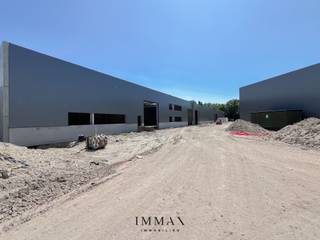 Het recent ontwikkelde bedrijventerrein Portis bestaat uit 49 moderne KMO-units en vormen een ideale uitvalsbasis voor lokale ondernemingen, start-ups &amp; kleinschalige KMO’s.<br /><br />Gebouwd met hoogwaardige en milieuvriendelijke materialen, voldoen de units aan de strengste kwaliteits- en duurzaamheidsnormen. Ze zijn bovendien aantrekkelijk als investeringsobject, dankzij het potentieel voor een stabiel en interessant rendement van 3,3%!<br /><br />De units worden casco opgeleverd, wat de nieuwe eigenaar volledige vrijheid biedt om de inrichting af te stemmen op de eigen noden en activiteiten. Elke unit is standaard uitgerust met: individuele regenwaterput van 10.000l - sanitaire ruimte - lichtarmaturen - geïsoleerde sectionaalpoort (4,5m B op 4,8m H) met aparte toegangsdeur - min. 2 parkeerplaatsen - brievenbus. Mogelijkheid tot het installeren van zonnepanelen bovenop de unit. <br /><br />Troeven: <br />- Strategische ligging ~ AA-locatie met uitstekende bereikbaarheid<br />- Ruime manoeuvreerruimtes voor vrachtwagens en opleggers <br />- Instapklare entiteiten<br />- Duurzame wegenis in betonverharding (geen asfalt)<br />- Ruime laad- en loszones <br />- Voldoende parkeergelegenheid <br />- Vrije hoogte van 6m<br /><br />Voor verdere informatie of vrijblijvend bezoek contacteer Céline op 0476 60 60 23 of mail naar celine@immax.be