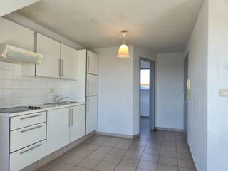 In de Rechtstro 20E te Wachtebeke vindt u dit aangename dakappartement op de derde verdieping (geen lift aanwezig). Het appartement beschikt over 1 slaapkamer, een aparte bureauruimte die eventueel als kinderkamer kan worden ingericht en een ruim, zonnig terras waar het heerlijk vertoeven is. Een mooie extra troef is de eigen parkeerplaats met bijhorende berging. Bovendien zijn er geen gemeenschappelijke kosten (syndicuskosten). Het maandelijkse verbruik van de verwarming op aardgas is reeds inbegrepen in de huurprijs.<br /><br />Troeven:<br />- Verwarming inbegrepen in de huurprijs<br />- Geen gemeenschappelijke kosten<br />- Dakappartement<br />- Bureau / mogelijke kinderkamer<br />- Ruim en zonnig terras<br />- Eigen parkeerplaats<br /><br />Indeling:<br />Het appartement beschikt over een aangename leefruimte, 1 slaapkamer, een aparte bureauruimte die eveneens dienst kan doen als kinderkamer en een badkamer met douche. Het ruime en zonnige terras vormt een absolute meerwaarde en biedt een heerlijke plek om buiten te genieten. Daarnaast beschikt u over een eigen parkeerplaats en praktische berging. Huurprijs: € 850 per maand, inclusief het maandelijkse verbruik van de verwarming op aardgas. Geen gemeenschappelijke kosten.<br /><br />Interesse? Gelieve uitsluitend per e-mail contact op te nemen via dario@immomamo.be