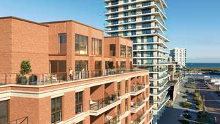 In de bruisende stadswijk Oosteroever stellen we met trots residentie Park 27 voor: een hedendaags nieuwbouwproject op een unieke locatie aan de Belgische kust, tegenover het groene park Central@Sea.
In het project zitten heel wat investeringsopportuniteiten alsook royale appartementen voor permanente bewoning. De 60 appartementen met 1, 2 of 3 slaapkamers zijn ontworpen met oog voor comfort, privacy en esthetiek. Grote raampartijen met zonwerend glas, doorzonappartementen met veel lichtinval, en ruime terrassen van 10 tot maar liefst 97 m² waar je volop geniet van het open parkzicht. Bewoonbare oppervlaktes variëren van 59 tot 182 m².
De tijdloze architectuur – met duurzame baksteen en elegante aluminium ramen – sluit naadloos aan bij de omgeving. Alle appartementen beschikken over een hoogwaardige afwerking, volledig uitgeruste keukens en badkamer(s), en een doordachte indeling met maximale privacy.
Daarbovenop geniet je van een uitstekende ligging: vlak bij het strand, op wandelafstand van winkels en horeca, en met de overzetboot naar de stad binnen handbereik. Ondergrondse parkeerplaatsen en private bergingen zijn beschikbaar.
Ontdek het volledige masterplan en het actuele aanbod via 050 70 81 74, hello@keyimmo.be of op www.keyimmo.be/oosteroever
