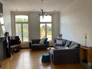KARAKTERVOL DUPLEX-APPARTEMENT MET 2 SLAAPKAMERS IN HET HART VAN ARENDONK.Via de inkom bereiken we de eerste verdieping, waar de gezellige open...