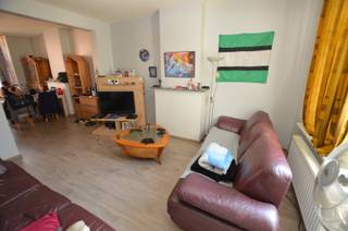 Zeer centraal gelegen appartement gelegen op de eerste verdieping in herenhuis, op wandelafstand van zee/strand, Station Oostende en winkels. <br /><br />Indeling:<br /><br />Inkomhall, woonkamer, ingerichte keuken, 1 slaapkamer, badkamer met inloopdouche, toilet, wastafel en plaats voor wasmachine, berging. <br /><br />- Het appartement is VERHUURD<br />- Dubbele beglazing PVC <br />- Individuele centrale verwarming op aardgas<br />- Elektriciteit conform.