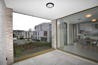 <p><strong>Energiezuinig, modern en lichtrijk met 3 slaapkamers en overdekt, Zuidoost gericht terras.</strong></p>
<p><strong>Ligging:</strong> “Residentie Violetta” is gesitueerd in het centrum van Lichtaart, met verschillende faciliteiten zoals scholen, winkels, openbaar vervoer... op wandelafstand.</p>
<p><strong>INDELING</strong></p>
<p>Dit mooie appartement op de eerste verdieping (bereikbaar met de lift) heeft volgende indeling:</p>
<p>- Inkomhal met vestiaire ruime</p>
<p>- Apart toilet</p>
<p>- Drie slaapkamers (18m², 10,3m² &amp; 9,1m²)</p>
<p>- Badkamer met inloop/ regendouche, dubbel lavabomeubel, spiegel- en opbergkasten</p>
<p>- Leefruimte met open keuken (inclusief kookeiland) die over alle benodigde- en hedendaagse toestellen beschikt (inductie kookplaat inclusief afzuigkap, ijskast, vaatwasmachine en een dubbele spoelbak). Aansluitend treft men de berging/technische ruimte (6,5m²).</p>
<p>De eetkamer geniet veel lichtinval dankzij de aanwezigheid van plafondhoge ramen en verleent toegang tot het overdekt, Zuidoost georiënteerd terras met zicht op het “binnenplein” (8,1m²).</p>
<p><strong>PARKING (KELDER)</strong></p>
<p>Ondergronds beschikt men over een autostandplaats, een ruime privatieve berging (9,3m²) en een private fietsenstalling</p>
<p><strong>BIJZONDERHEDEN</strong></p>
<p><strong> - Beschikbaar vanaf 01 juni 2026</strong></p>
<p>- Energiezuinig: E-peil: 13 -> 4 zonnepanelen voor privatief</p>
<p>- Ruim- en lichtrijk</p>
<p>- Verwarmd met vloerverwarming (warmtepomp - > koeling door middel van vloercirculatie (GEEN gas aanwezig)</p>
<p>- Ventilatie D</p>
<p>- Inclusief verlichting (met uitzondering van 2 lichtpunten in de leefruimte) - en raamdecoratie</p>
<p>- Gemeenschappelijke kost: 70,00 EUR (forfait)</p>
<p>- Aansluitingskosten nutsvoorzieningen (water, elektriciteit, telecom…) ten koste van de huurder</p>
<p></p>