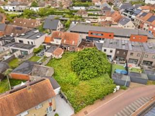 TE KOOP: Eigendom met veel potentieel in het centrum van Wielsbeke!Deze eigendom is gelegen op een ruim perceel van 806 m² in het centrum van...