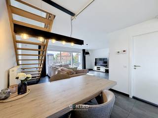 !!Dit appartement wordt aangeboden onder het concept van RICHTPRIJS!! Aarzel zeker niet om ons te contacteren als u hier verdere inlichtingen over wenst.<br /><br />In een zeer LEUKE straat met veel parkeergelegenheid te Uitkerke ligt dit recente appartement met 3 RUIME slaapkamers en ruim ZUIDgericht zonneterras!<br /><br /><strong>INDELING:</strong><br /><em><u><strong>Eerste verdieping:</strong></u></em><br />inkomhal met vestiaire - ruime lichtrijke living met volledig ingerichte open keuken (O.a. met fornuis, dampkap, combi-oven, frigo én vaatwasmachine) - wasplaats (met alle voorzieningen voor wasmachine) - afzonderlijk gastentoilet (met lavabo) - ruim ZUIDgericht zonneterras.<br /><br /><strong><em><u>Tweede verdieping:</u></em></strong><br />Nachthal - ruime badkamer (O.a. met dubbel lavabomeubel, hangtoilet, ligbad én inloopdouche) - 3 ruime slaapkamers.<br /><br /><u><em><strong>Derde verdieping:</strong></em></u><br />Ruime geïsoleerde zolder.<br /><br /><u><strong>Opmerkingen:</strong></u><br />- ENERGIEZUINIG appartement: Energielabel B!<br />- Elektriciteit volledig GOEDgekeurd.<br />- Ventilatiesysteem C.<br />- CV op aardgas.<br />- Gemeenschappelijke fietsenberging aanwezig.<br /><br />ZEER interessante woning voor JONGE mensen! Ruim lichtrijk appartement vlakbij winkels, scholen, openbaar vervoer... Aarzel zeker niet om ons te contacteren voor een bezoek ter plaatse: 050/70.01.02 - info@centro.be.
