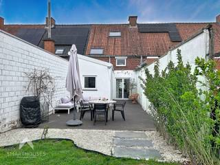 <p>Energiezuinige woning op een centrale locatie bestaande uit een inkomhal met afzonderlijk toilet, gezellige leefruimte met eet-en zithoek, volledig uitgeruste keuken en een zuidwest gerichte tuin met groot terras en tuinberging. Op het 1<sup>ste</sup> verdiep zijn 2 slaapkamers, ingerichte badkamer (douche, ligbad, toilet en dubbele lavabo) en een vaste trap naar de 2de verdieping die afgewerkt is met een 3<sup>de</sup> slaapkamer.</p>
<p>Extra troeven:</p>
<ul>
<li>Energiezuinig</li>
<li>Conforme keuring elektriciteit</li>
<li>Cv op gas en dubbele beglazing (PVC)</li>
<li>Private oprit</li>
<li>In de nabijheid van scholen, winkels, openbaar vervoer en Provinciedomein Het Sterrebos</li>
<li>Instapklaar</li>
</ul>
<p></p>
<p>Deze woning is te koop ZONDER makelaar via het concept van Smart Houses! Wenst U verdere inlichtingen of bezoek? Contacteer rechtstreeks de eigenaar via 0470/04.09.27</p>