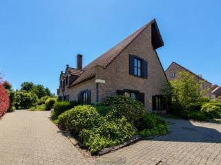 STATIGE VILLA met een BEWOONBARE OPPERVLAKTE van ca. 406 m², gelegen op een VLOT BEREIKBARE LOCATIE in Elene (Zottegem). Dankzij de combinatie van een RUIME GEZINSWONING en een VOORMALIGE DOKTERSPRAKTIJK met APARTE INGANG biedt deze eigendom een UITZONDERLIJKE OPPORTUNITEIT voor wie wonen wil combineren met een VRIJ BEROEP, PRAKTIJK of ZELFSTANDIGE ACTIVITEIT. De woning onderscheidt zich door haar ROYALE VOLUMES, VEELZIJDIGE INDELING en TAL VAN UITBREIDINGSMOGELIJKHEDEN, waardoor ze perfect aansluit bij de behoeften van een GROOT GEZIN of een PROFESSIONELE ACTIVITEIT AAN HUIS.<br />De indeling gaat als volgt: vooraan bevindt zich de praktijkruimte, bereikbaar via een aparte inkomhal met toilet, die toegang geeft tot een wachtzaal en een praktijk- of bureauruimte. Achterliggend bevindt zich de privatieve inkomhal met gastentoilet, vanwaar u toegang heeft tot de ruime en lichtrijke woonkamer. Aansluitend vindt u de ingerichte keuken, die rechtstreeks verbonden is met de dubbele inpandige garage, wat zorgt voor extra comfort en praktische bergruimte. Op de 1ste verdieping geeft de nachthal met vide toegang tot 4 ruime slaapkamers, waarvan één momenteel is ingericht als bureauruimte, een ingerichte badkamer en een apart toilet. Daarnaast beschikt de woning over een ruime zolder, die tal van mogelijkheden biedt voor het creëren van extra slaapkamers, een hobbyruimte of een polyvalente ruimte.<br />Buitenshuis geniet u van een ruime oprit met voldoende parkeergelegenheid voor bewoners en bezoekers, evenals van een gezellige tuin, waar u in alle rust kan ontspannen.<br /><br />Adres: Dassegemstraat 3 te Elene (Zottegem)<br /><br />EPC: 397kWh/m², G-score A en P-score B, Geen renovatieverplichting van toepassing, Bestuursmaatregelen in het maatregelenregister: Neen, Beschikbaar bij akte.