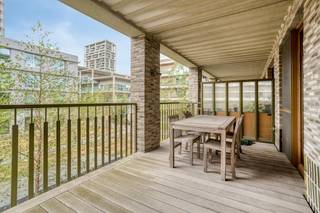 Dit ruime en moderne hoekappartement van ca. 75 m² op de eerste verdieping, gelegen in het bruisende Nieuw Zuid te Antwerpen, biedt een comfortabele woonervaring met alle gemakken binnen handbereik. De woning beschikt over twee slaapkamers en een open leefruimte en keuken. Dankzij de grote ramen is er veel natuurlijke lichtinval. Het appartement is volledig ingericht met kwalitatieve maatwerkkasten en afgewerkt met gordijnen op maat en Luxaflex duette shades.<br /><br />Een absoluut pluspunt is het aangename terras, waar u kunt genieten van de buitenlucht, een kop koffie in de ochtend of een ontspannen avond.<br /><br />De ligging van het appartement is werkelijk uitstekend qua bereikbaarheid. Dankzij de nabijheid van de snelweg en belangrijke invalswegen bent u in een mum van tijd op weg naar diverse bestemmingen, zowel binnen als buiten Antwerpen. <br /><br />Indeling: <br />- inkomhal<br />- apart gastentoilet met lavabo <br />- berging + aansluiting wasmachine<br />- slaapkamer 1<br />- slaapkamer 2<br />- badkamer met dubbele lavabo en inloopdouche<br />- leefruimte met open keuken<br />- ruim terras ca. 15 m²<br /><br />Bent u geïnteresseerd in een appartement of woning te koop in Antwerpen? Aarzel dan niet om ons te contacteren. <br />Had u graag uw eigen eigendom te koop aangeboden contacteer ons dan voor een vrijblijvende schatting, telefonisch op het nummer 03/206.76.76 of per mail naar antwerpen@dewaele.com. <br /><br />Bestuursmaatregelen in het maatregelenregister: nee