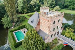 WIJER (Stevoort) | CHARMANT KASTEEL MET VIER SLAAPKAMERS GELEGEN IN UNIEK DOMEIN Dit charmant en gezellig woonkasteel is gelegen op een uitgestrekt...
