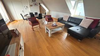 Prachtig Dakappartement met 2 slaapkamers en zuidgericht TERRAS op een uitstekende ligging nabij het centrum van Roeselare. Centraal gelegen dichtbij diverse winkels, openbaar vervoer en op wandelafstand van de Markt. Een ruime en energiezuinige woongelegenheid + Kwalitatieve afwerking en inrichting.   **  + Energielabel B!  **  + Airco en lift aanwezig!  **  + Uitstekende mobiscore  9,2 op 10!  **    **  Omvat een inkom met vestiaire, ruime living met massief eiken parket en een volledig ingerichte open keuken, berging met voorziening wasmachine, 2 slaapkamers, badkamer met ligbad, 2 kelderbergingen met rekken en een zuidgericht terras met uitzicht  **  #leukwonen #roeselare  **    **  Beschikbaar  1 januari 2026