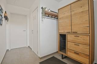 In het gezellige Keiem bevindt zich deze volledig gerenoveerde woning op een aangenaam perceel. De woning werd in 2023 volledig vernieuwd en combineert hedendaags wooncomfort met een energiezuinige afwerking. Dankzij het uitstekende EPC geniet u hier van een uiterst energie-efficiënte woning. Bij het betreden van merkt u meteen de verzorgde afwerking en aangename lichtinval op. De woning heeft drie volwaardige slaapkamers, een stijlvolle badkamer met bad en douche en twee toiletten, wat zorgt voor extra comfort voor het hele gezin. <br />Achteraan bevindt zich een gezellige tuin met terras waar het heerlijk vertoeven is in alle rust en privacy. Deze buitenruimte vormt de ideale plek om te ontspannen of te genieten van zonnige dagen met familie en vrienden. Bent u op zoek naar een instapklare, energiezuinige woning in een rustige, doch centrale omgeving? Dan is deze eigendom in Keiem zeker een bezoek waard.<br />Neem voorsprong met een vrijblijvende en gratis schatting van uw eigendom via:<br />http://www.residentievastgoed.be/gratisonlineschatten<br />EPC: A label (Ref: DI00066)<br />De vermelde prijs is een richtprijs, elk bod wordt voorgelegd aan de eigenaar die zich het recht voorbehoudt om dit te aanvaarden of te weigeren.