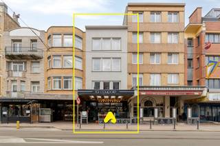 Commerce unique 'La Coupole' avec habitation à vendre sur la Nieuwpoortlaan à La Panne.<br /><br />Vous êtes à la recherche d’un restaurant clé en main à vendre à La Panne ? Ou rêvez-vous d’un commerce avec habitation sur la côte belge ? Alors ce bien remarquable, connu sous le nom de 'La Coupole', est fait pour vous !<br /><br />Ce restaurant prêt à l’emploi constitue une excellente opportunité pour quiconque souhaite démarrer ou développer une activité horeca sur la côte. Le restaurant peut accueillir 70 personnes et dispose d’une terrasse conviviale pour 10 personnes. Il est équipé d’une cuisine moderne entièrement fonctionnelle, d’un espace de stockage et d’une grande cave. L’intérieur est élégant et intemporel.<br /><br />À l’étage se trouvent deux logements. L’appartement duplex comprend 2 chambres, un vaste séjour avec cuisine ouverte, une salle de bain avec baignoire et lavabo, ainsi qu’un espace de rangement supplémentaire.<br /><br />Le second appartement dispose d’une chambre, d’un séjour avec cuisine ouverte et de toilettes, idéal comme opportunité de location.<br /><br /><strong>ATOUTS :</strong>
<ul>
<li>Restaurant à succès avec potentiel</li>
<li>Habitation au-dessus du restaurant</li>
<li>Emplacement de choix sur la côte belge</li>
</ul>