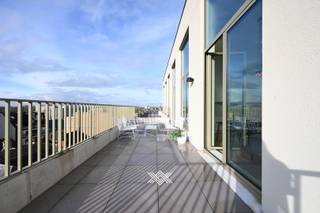 Deze unieke penthouse van 85 m² met verhoogde plafondhoogtes beschikt over een lichtrijke eet- en leefruimte, een open keuken, een technische bergruimte, een afzonderlijk toilet, twee slaapkamers en een badkamer uitgerust met een inloopdouche en dubbele wastafel. Daarnaast heeft het appartement ook een zuidwestelijk georiënteerd terras van 29 m² uitkijkend op de binnentuin.<br /><br />Het appartement is gelegen in Liv de Molens, een stadsinbreidingsproject langs de Leie, in het hart van de stad Deinze. De hoofdarchitect, Reiulf Ramstad, ontwierp met zijn doorwinterde ervaring vanuit zijn Noors architectenbureau een uitzonderlijk project met aandacht op zicht, licht en water een erg divers aanbod aan appartementen.<br /><br />Liv De Molens is een ‘vijf-minutenstad’, waar alles wat u nodig heeft, op slechts vijf minuten afstand ligt. De site van maar liefst 2,2 hectare is een dynamische mix van retail, horeca, diensten, sport, recreatie en wonen, met een groene corridor als verbindende factor. Omringd door een groot park langs de kabbelende Leie, bevinden zich diverse gebouwen met elk hun eigen, unieke karakter, waarbij ieder een appartement geniet van een bevoorrecht zicht op de natuur, de Leie of de stad.<br /><br />Verlaagd BTW-tarief van 6% mogelijk op de volledige constructiewaarde, nu ook voor investeerders mits min. 15 jaar verhuur. Benieuwd? 09 278 78 79 of guillian@landbergh.be