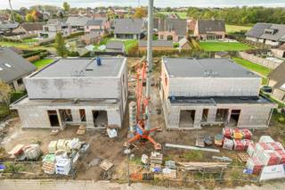 Deze nieuwbouwwoning biedt een sterke combinatie van moderne architectuur, comfort en hoog energie- en woontechnisch niveau in een goed bereikbare, groene locatie in Wingene. <br /><br />De woning is ideaal voor een gezin, die op zoek is naar ruime, lichtrijke ruimtes met een zuidgerichte tuin, in een kwalitatieve nieuwbouwsetting. <br />Dankzij de aandacht voor afwerking, duurzame technieken en de perfecte locatie, is de woning zowel aantrekkelijk als toekomstgericht.<br /><br />Woonindeling:<br />Inkomhal met vestiaire en gastentoilet, aan de voorzijde een functionele ruimte dat kan dienst doen als bureau/hobbyruimte/speelruimte of slaapkamer, eet- en leefruimte met open ingerichte keuken met aansluitend een ruime berging/wasplaats. <br />Op de verdieping hebben we 3 volwaardige slaapkamers, badkamer met dubbele lavabomeubel, ligbad en inloopdouche en apart toilet op de hal en een technische ruimte waar alle technieken worden voorzien (ventilatiesysteem D, vloerverwarming, zonnepanelen, warmtepomp type lucht/water).<br /><br />De woning beschikt daarnaast over een zuidgerichte tuin & terras en privatieve parkeerplaatsen vooraan.<br /><br />Een belangrijk pluspunt van deze woning is dat de koper nog inspraak heeft in de binnenafwerking.<br />Vloeren, keuken en badkamer kunnen volledig worden gekozen volgens uw persoonlijke stijl en budget. Zo creëert u een woning die volledig aansluit bij uw eigen woonwensen — van modern minimalistisch tot warm en landelijk.<br /><br />Meer info en/of een plaatsbezoek, neem gerust contact op 0470 50 50 50 of info@futurimmo.be.