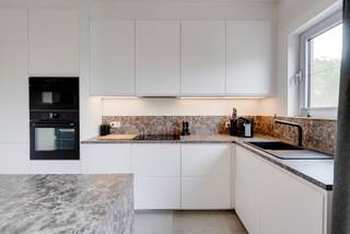 Gerenoveerd instapklaar 2 slaapkamer appartement van 106m2 met open keuken, ruime garage en oprit in de leuke kindvriendelijke Neerlandwijk te Wilrijk.<br /><br />Indeling: <br />- Woonkamer Ca 38m²<br />- Open keuken Ca 7,3m²<br />- Slaapkamer 1: Ca 13,3m²<br />- Slaapkamer 2: Ca 12m²<br />- Badkamer met inloopdouche: Ca 6,5m²<br />- Aparte technische ruimte met aansluiting CV, wasmachine: Ca 3,5m²<br />- Terras voorraan<br />- Zonnnig zuidterras achteraan: 7m²<br />- Ruime garage met berging en oprit: Ca 19,5m²<br /><br /><br />Troeven: <br />- Elektriciteit comform met voorbereiding voor aansluiting laadpaal<br />- Vliegramen <br />- Airco<br />- Gerenoveerde open keuken 2023<br />- Gunstig EPC B<br />- Vernieuwde ramen 2014<br />- Vernieuwd dak met isolatie 2019<br />- Vernieuwde badkamer met inloopdouche<br />- Grote garage met automatische poort onder gebouw verplicht mee aan te kopen: €26.000<br />- Aparte verbruiksmeters en water met tussenmeter<br />- Vaste kost van €110 inclusief voorschotten water<br />- Park achter het gebouw<br />- Centrale ligging tussen Brussel en Antwerpen<br /><br />Ben jij geïnteresseerd in dit appartement te Wilrijk? Aarzal dan niet om contact op te nemen. Dit appartement is rechtstreeks te koop van de eigenaars.<br /><br />Te bezichtigen op afspraak, Bel vrijblijvend naar 0485 73 62 17.<br />