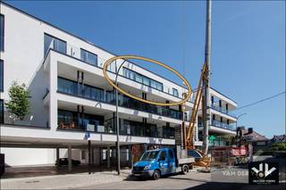 <strong><u>Prachtig nieuwbouw penthouse binnen de Grote Ring van Hasselt met een riant zonneterras van maar liefst 34 m². Zeer hoogwaardig afgewerkt en voorzien van alle modern comfort! Kopers die aan de voorwaarden voldoen kunnen genieten van het gunsttarief van slechts 6% BTW*.<br /><br />TROEVEN:</u></strong><br />- <strong>Centrale locatie </strong>binnen de Grote Ring, op wandelafstand van het stadscentrum en Quartier Bleu <br />- Hoogwaardig afgewerkt met <strong>kwalitatieve materialen</strong> <br />- <strong>Indrukwekkende plafondhoogte</strong> van 3 meter <br />- Plafondhoge raampartijen voor <strong>ultieme daglichtinval </strong><br />- <strong>Energiezuinig</strong> (zonnepanelen, warmtepomp, ventilatiesysteem D, vloerverwarming) <br />- Enorm <strong>zonneterras</strong> (zuidwestelijk georiënteerd) van maar liefst 34 m² <br />- Ruime indeling <br />- Slechts 2 appartementen op 1 gang <br />- Budget voor keuken reeds voorzien in de vraagprijs*<br />- Aankoop van een kelderberging geprefereerd (€ 5.000,00) <br />- Mogelijkheid tot aankoop van <strong>één of meerdere ondergrondse parkeerplaatsen</strong> (€ 28.500,00 per stuk, meerdere te bespreken) <br />- Aankoop onder <strong>6% BTW</strong> (in plaats van 21%) mogelijk**<br /><br />Welkom in residentie Mantelius, een architecturale parel op de hoek van de Havenstraat en de Kempische Steenweg in Hasselt! Op <strong>wandelafstand van het stadscentrum en Quartier Bleu</strong>, maar eveneens op slechts <strong>enkele minuten rijden van de autosnelweg en diverse invalswegen</strong> naar naburige steden en gemeenten. Deze buurt is de laatste jaren volop in ontwikkeling en manifesteert zich als '<em>the place to be</em>'! <br /><br />Dit <strong>luxueus afgewerkt</strong> penthouse vinden we terug op de derde verdieping van de residentie, die zowel met de lift als een trap bereikbaar is. Er zijn slechts twee appartementen die hun toegang vinden via deze gang, waardoor u geniet van voldoende <strong>privacy</strong>. Bij het binnenkomen in de inkomhal van het penthouse vallen de hoge <strong>plafonds van maar liefst 3 meter hoog</strong> alsook de prachtige lichtinval onmiddellijk op. De leefruimte beslaat bijna 50 m² en baadt in het daglicht. Dankzij de combinatie van <strong>hoogwaardig parket en kwalitatieve raamdecoratie </strong>straalt de leefruimte een luxueuze <em>vibe</em> uit. De keuken werd nog niet geïnstalleerd, deze kan u naar eigen wensen kiezen en laten plaatsen. Er is een <strong>budget voor de keuken </strong><u><strong><strong>i</strong>nbegrepen in de vraagprijs</strong>*</u>, dit kan besproken worden met de verkopers bij concrete interesse. <br /><br />Het nachtgedeelte is volledig apart van het leefgedeelte en bestaat uit de nachthal, 2 slaapkamers, een badkamer en een berging. Deze ruimtes hebben net als de leefruimte een plafondhoogte van 3 meter met even hoge ramen, waardoor ook hier een luchtige sfeer wordt waargenomen. In de badkamer beschikt u over een <strong>modern badkamermeubel</strong> met dubbele wastafel, een inloopdouche en een badkamerkastje. <em>Eye catcher</em> in de badkamer is de spiegel: niet alleen is deze verlicht, maar hij heeft ook een <em>Bluetooth</em>-functie en kan met één druk op de knop ontdaan worden van condens. U leest het: hier werd aan de <strong>details</strong> gedacht! <br /><br />Een enorme troef aan dit penthouse is het <strong>zonneterras</strong>, dat bereikbaar is vanuit zowel de leefruimte als één van de slaapkamers en de inkomhal. Met een <strong>oppervlakte van maar liefst 34 m²</strong> en een zuidwestelijke oriëntatie, zijn hier talloze mogelijkheden om heerlijke zomers buiten door te brengen. <br /><br />Energie-technisch werd het penthouse uitgerust met al het modern comfort: <strong>vloerverwarming, een warmtepomp, een ventilatiesysteem, dubbele hoogrendementsbeglazing en zonnepanelen</strong> dragen bij aan de energiezuinigheid van uw nieuwe thuis. <br /><br />Het penthouse is spiksplinternieuw en is na plaatsing van de keuken volledig instapklaar. Voor wie wenst is er een <strong>mogelijkheid tot aankoop van één of meerdere ondergrondse parkeerplaatsen</strong> (€ 28.500,00 per stuk of, indien u een invalidenparkeerplaats en/of meerdere parkeerplaatsen zou wensen, bespreekbaar). Extra bergruimte dient, in de vorm van een <strong>kelderberging</strong>, te worden aangekocht voor € 5.000,00.<br /><br />Woon jij binnenkort op deze gegeerde locatie, in één van de mooiste penthouses die Hasselt momenteel te bieden heeft? Laat snel je gegevens achter, René leidt je met heel veel plezier rond. <br /><br />*<em>De verkopers hebben een budget voorzien voor een keuken naar smaak en wensen van de koper, dat in de vraagprijs is inbegrepen. Indien de koper een keuken zou wensen die het voorziene budget overschrijdt, zijn alle meerkosten voor rekening van de koper zelf. Het keukenbudget is te bespreken tussen kandidaten en de verkopers bij zeer concrete interesse. <br />** Aankoop onder het gunsttarief van 6% BTW (in plaats van 21% BTW) is mogelijk indien de koper voldoet aan de door de overheid gestelde voorwaarden, die u kan terugvinden op https://fin.belgium.be/nl/nl/particulieren/woning/bouwen-verbouwen/afbraak-wederopbouw/regeling-1-juli-2025. </em><br /><br /><br />