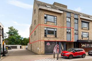 Ruim hoekappartement met een oppervlakte van 109 m² (volgens EPC) en extra natuurlijke lichtinval dankzij ramen in drie gevels. De ruime leefruimte van meer dan 45 m² sluit aan op de open, ingerichte keuken en biedt volop wooncomfort. Het appartement beschikt over drie volwaardige slaapkamers, waarvan één is ingericht als gastenkamer met eigen douche en wastafel. Vanuit de slaapkamer is er toegang tot het aangename terras van ca. 10,60 m². Voor extra comfort is er een warmtepomp aanwezig die zowel kan verwarmen (woonkamer) als koelen. Bovendien beschikt het appartement over een ruime garagebox met elektrische poort, verlichting en stopcontact.
