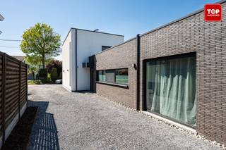 <p>In een rustige straat in Zulte vindt u deze moderne, instapklare woning. Ondanks de rustige ligging geniet u toch van de nabijheid van alle dagelijkse voorzieningen. Extra troef is de ligging nabij de Leie, die u na slechts vijf minuten wandelen bereikt.</p>
<p>Bij het betreden van de woning springt meteen de ruime inkomhal in het oog. Vanuit deze hal heeft u toegang tot de lichtrijke leefruimte met open keuken. De leefruimte biedt een mooi zicht op de prachtige, goed onderhouden én zuidgerichte tuin, waar u de hele dag door van de zon kunt genieten. Achteraan in de tuin bevindt zich het terras, ideaal om in te richten als gezellige loungeplek. Op de benedenverdieping bevindt zich bovendien ook nog een moderne badkamer, voorzien van alle hedendaagse comfort, evenals een praktische dressing.</p>
<p>Op de eerste verdieping bevinden zich de master bedroom en twee kinderkamers, waarvan één als doorloopkamer fungeert. Daarnaast is er op deze verdieping ook een apart toilet aanwezig.</p>
<p>Verder beschikt de woning over een inpandige garage. Achteraan in de tuin bevindt zich nog een aparte ruimte, die momenteel is ingericht als extra bergruimte en fitnessruimte.</p>
<p>Kortom, deze woning is ideaal voor wie op zoek is naar een moderne, instapklare thuis in een rustige omgeving, met alle comfort en voorzieningen binnen handbereik.</p>
<p>Contacteer Topvastgoed voor een bezoek op 0475 700 700.</p>