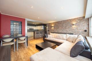 Instapklaar 2 slaapkamer appartement op de grens Edegem - Mortsel. Het appartement bevindt zich op het gelijkvloers. Winkels, scholen, openbaar vervoer en Fort 5 bevinden zich op wandelafstand.<br /><br /><strong>INDELING</strong><br />We betreden het appartement via de inkomhal (9m²), op laminaat. In deze inkomhal treffen we ook een gastentoilet (2m²), nis dat dienst doet als vestiaire en wasberging.<br />De leefruimte bevindt zich vooraan (25²) het appartement. De open keuken is uitgerust met inductievuur, dampkap en dubbele spoelbak.<br />De badkamer (5m²) beschikt over inloopdouche en enkele lavabo. De badkamer heeft ook een raampartij wat hier voor natuurlijke lichtinval zorgt.<br /><u>2 slaapkamers (15m² &amp; 8m²)</u>. Beiden op laminaat. Via één van deze twee slaapkamers krijgen we toegang tot het terras achteraan (3m²).<br /><br /><strong>BIJZONDERHEDEN</strong><br />Individuele kelderberging (6,5m²).<br />Aluminium schrijnwerk met dubbele beglazing.<br />Verwarming dmv condensatieketel op gas.<br />VK: €110/maand; Minuterie, onderhoud gemene delen, onderhoud lift, syndicus, kuis gemene delen, voorschot water<br />Mogelijkheid tot aankoop van een garagebox voor <strong>€25.000,-</strong><br /><br />Meer informatie: www.immopoint.be