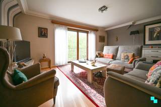 Ontdek dit instapklare appartement met drie slaapkamers, ideaal gelegen nabij de Grote Markt van Izegem. Met een bewoonbare oppervlakte van circa 118 m² bevindt het zich op de tweede verdieping van de residentie ‘Peter Benoit’. Volgende indeling: Inkomhal met gastentoilet, ruime leefruimte met zicht op de Grote Markt met aansluitend de geïnstalleerde keuken met terras. De nachthal verleent toegang tot de drie slaapkamers en de badkamer met ligbad, wastafel en tweede toilet. EPC D - geen renovatieverplichting | Dubbele beglazing (houten schrijnwerk) | Verwarming op elektriciteit | Interessante investeringseigendom | Lopende huurovereenkomst | Centrale verwarming op elektriciteit | Gratis parking nabij | Inclusief kelderberging. Contacteer ons voor meer informatie. 051 67 67 57 www.bordes.be