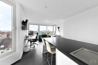 Op zoek naar een interessante investering in het hart van Leuven of een appartement met een uitstekende ligging voor eigen bewoning op termijn? Dan is dit verzorgde éénslaapkamerappartement in Residentie Binnenhof zeker een bezoek waard.<br /><br />Gelegen op de vijfde verdieping, geniet dit appartement van een bijzonder centrale ligging. Op wandelafstand bevinden zich het station van Leuven, het historische stadscentrum, tal van winkels, restaurants, campussen en openbaar vervoer. Dankzij de rustige ligging in de Justus Lipsiusstraat combineert u hier de levendigheid van de stad met aangenaam wooncomfort.<br /><br />Met een bewoonbare oppervlakte van 61 m² beschikt het appartement over een praktische en doordachte indeling. De lichtrijke leefruimte biedt voldoende plaats voor een gezellige zithoek en eetruimte, terwijl de aangrenzende keuken alle nodige comfort voorziet voor dagelijks gebruik. Verder beschikt het appartement over een ruime slaapkamer, een badkamer en de nodige bergruimte.<br /><br />Momenteel is het appartement verhuurd aan € 950 per maand, exclusief kosten, wat het meteen interessant maakt voor investeerders die op zoek zijn naar een onmiddellijk rendement. De combinatie van de centrale ligging, de stabiele verhuurbaarheid en de blijvende vraag naar kwalitatieve appartementen in Leuven maakt van dit pand een waardevaste investering met toekomstperspectief.