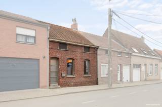 Woning met 3 slaapkamers en tuin te Moorslede.Deze woning bestaat uit: Gelijkvloers: Inkomhal met gastentoilet, gezellige woonkamer/eetkamer,...