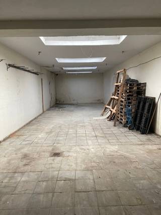 In Antwerpen komt dit praktisch en goed gelegen magazijn van ca. 110 m² beschikbaar. De ruimte is uitsluitend geschikt voor opslag.<br />Het magazijn heeft een functionele indeling met een diepte van 22 meter en een breedte van 4,91 meter. De vrije hoogte bedraagt 2,81 m vooraan en 2,41 m achteraan. Achteraan zorgen drie lichtkoepels voor extra natuurlijke lichtinval.<br />De toegang verloopt via een poort aan de straatzijde met afmetingen van 2,49 m breed op 2,53 m hoog, ideaal voor het binnenbrengen en/of uitnemen van fietsen en/of materiaal.<br />Voorzieningen:<br />Water aanwezig (jaarlijkse afrekening volgens verbruik)<br />Privatieve elektriciteitsaansluiting<br />Kadastraal inkomen ten laste van de huurder<br />Verhuur door een privé-eigenaar (huur is niet beroepsmatig in te brengen)<br />Het magazijn is onmiddellijk beschikbaar en biedt een veilige en praktische oplossing voor wie op zoek is naar een ruime fietsenstalling of opslagplaats in Antwerpen.