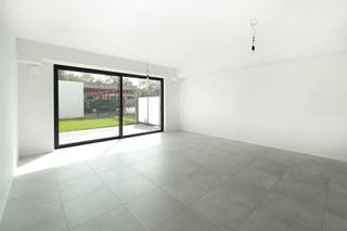 <p><span>Wonen in Berlaar-Heikant is een zaligheid in dit appartement! Het appartement heeft een EPC-label A en is voorzien van modern comfort, inclusief zonnepanelen.</span></p><p><span>Bij binnenkomst bereik je via de hal de leefruimte met overvloedig daglicht dankzij de grote ramen. De open keuken is uitgerust met moderne toestellen. Er zijn twee bergruimtes beschikbaar, heel praktisch!</span></p><p><span>De twee slaapkamers zijn ruim en de badkamer is voorzien van inloopdouche en een brede lavabo met meubel. Het toilet is apart.</span></p><p><span>Buiten biedt het appartement een groot terras en omsloten tuintje, perfect voor zomerse barbecues of een rustig glas wijn in de avond. De private carport met gesloten berging sluit met een poortje rechtstreeks aan op de tuin.</span></p><p><span>Gelegen in de dorpskern, profiteert u van de nabijheid van lokale winkels, scholen en openbaar vervoer, terwijl u toch kunt genieten van de rust en privacy die deze woonst biedt.</span></p><p><span>Mis deze kans niet om uw toekomstige woonst te bezichtigen in het hart van Berlaar-Heikant. Het kleinschalige gebouw met toffe mede-bewoners die ook allemaal eigenaar zijn, biedt rust en netheid!</span></p><p><span>Contacteer ons vandaag nog op 0479/01.01.01!</span></p>