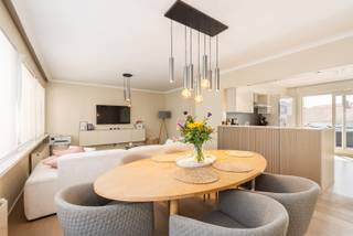 Dit prachtige duplex appartement in Geluwe biedt alle comfort en ruimte die je nodig hebt. Met 3 slaapkamers, een ruime dressing en een bewoonbare oppervlakte van 131 m², is er genoeg ruimte voor het hele gezin. <br /><br />De duplex is modern en stijlvol ingericht, met een open keuken, koele berging, een ruime woonkamer met eiken parketvloer en een bureauruimte. De grote ramen zorgen voor veel natuurlijk licht en bieden een prachtig uitzicht op de omgeving. <br /><br />De badkamer is voorzien van alle moderne gemakken, en er is ook een apart toilet. Daarnaast beschikt het appartement over 2 ruim terrassen (1 per verdiep) waar je heerlijk kunt genieten van de buitenlucht. <br /><br />De ligging van het appartement is ideaal, met winkels, scholen en openbaar vervoer op loopafstand. Het appartement heeft een afzonderlijke ingang (geen syndic!). Het appartement is voorzien van screens, airco, nieuwe keukentoestellen (vaatwas en frigo), goedgekeurd attest elektriciteit. <br /><br />Kortom, dit duplex appartement in Geluwe is de perfecte plek voor wie op zoek is naar ruimte, comfort en een goede ligging. Neem snel contact op voor meer informatie of een bezichtiging!