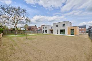 <strong>Nieuwe verkaveling in Neeroeteren</strong> aan de voormalige melkerij <span>bestaande uit <strong>2 woningen op grote percelen</strong>, <strong>drie bouwgronden en achterliggende gronden</strong></span>.<br /><br />De percelen liggen op een boogscheut van het centrum van Neeroeteren met een supermarkt en school op 500 meter. Hier woon je mooi met de achterzijde grenzend aan de Tapziepbeek, wat voor een extra natuurlijk karakter van de tuinen zorgt. Op de percelen achter de Tapziepbeek kan er volgens de verkavelingsvoorschriften niet gebouwd worden, wat betekent dat het groene karakter behouden zal blijven. <br /><br /><span><strong>Lot 2</strong></span> is een <span><strong>open doorzonwoning</strong></span> met carport.<br />- doorzonwoning: 160,70m²<br />- oppervlakte bouwperceel: 7a88ca<br />- terras: 24,52m²<br />- mogelijkhheid om de achterliggende grond(en) bij aan te kopen*<br /><br /><strong>Gelijkvloers:</strong><br />- inkomhal met apart toilet<br />- leefruimte met veel lichtinval en open keuken<br />- aparte berging/wasplaats<br />- 1 slaapkamer met badkamer met enkel badkamermeubel en douche<br />- groot terras met zuidgerichte tuin<br /><br /><strong>Verdieping:</strong><br />- 3 slaapkamers<br />- 1 badkamer met dubbel badkamermeubel en douche<br />- apart toilet<br />- technische ruimte<br /><br />De woning werd volledig afgewerkt met kwalitatieve materialen en is geschilderd. Er is een carport aan de rechterzijde van de woning met een laadpunt voor de auto. Er is overal vloerverwarming aanwezig en er zijn zonnepanelen voorzien. Grote troef is het <strong>zeer gunstig E-peil van maximum 10</strong>. <span>Omdat het E-peil <10 is, moet de koper gedurende 5 jaar geen kadastraal inkomen betalen. De buitenverhardingen en de tuin zijn aangelegd.</span><br /><br /><span>*De<strong> achterliggende percelen grond</strong> (Loten 6 t.e.m. 10) kunnen optioneel bij aangekocht worden (58a61ca).</span><br /><br />Ben jij op zoek naar een rustig gelegen nieuwbouwwoning in het groen op een ruim perceel? Maak dan snel een afspraak voor een bezoek!<br /><br />Vermelde prijs is exclusief registratie, BTW en notariskosten. Wij ontzorgen je ook voor <strong>de verkoop</strong> van <strong>je huidige woning</strong>! Voor meer uitleg helpen we je graag verder.