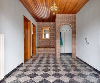 Deze te renoveren halfopen eengezinswoning met 4 slaapkamers, garage en zuidwestgerichte tuin is gelegen in het rustige Beveren. Dankzij de ruime indeling, de diepe tuin en de uitstekende bereikbaarheid vormt deze woning de ideale thuis voor gezinnen die op zoek zijn naar ruimte, comfort en tal van mogelijkheden.<br /><br /><strong>Ligging</strong>: Rustig gelegen nabij het centrum van Beveren. Bakker, slager en openbaar vervoer bevinden zich op wandelafstand, terwijl winkels, scholen en andere voorzieningen vlot bereikbaar zijn. Dankzij de nabijheid van de E403 geniet u bovendien van een uitstekende verbinding naar omliggende steden en gemeenten.<br /><br /><strong>Indeling van de woning</strong>:
<ul>
	<li><u>Gelijkvloers</u>: Via de ruime inkomhal betreedt u de woning. Deze geeft toegang tot de lichtrijke woonkamer met gezellige zithoek en eetplaats. Aansluitend bevindt zich de keuken met een aparte berging. Verder beschikt het gelijkvloers over een praktische wasplaats, een afzonderlijk toilet en een badkamer uitgerust met een ligbad, douche en lavabomeubel. Vanuit de keuken heeft u rechtstreeks toegang tot de tuin.</li>
	<li><u>Eerste verdieping:</u> Op de eerste verdieping bevinden zich vier ruime slaapkamers die tal van mogelijkheden bieden voor een groot gezin.</li>
	<li><u>Zolderverdieping</u>: Via een zolderluik bereikt u de ruime zolder, ideaal als extra opbergruimte.</li>
	<li><u>Buitenruimte</u>: Achteraan de woning bevindt zich een diepe, zuidwestgerichte tuin waar u de hele namiddag en avond kunt genieten van de zon. Daarnaast beschikt de woning over een extra opslagruimte en een tuinhuis, ideaal voor het stockeren van tuinmateriaal, fietsen of hobbygerief. Naast de woning bevindt zich een garage met oprit en voldoende parkeergelegenheid op eigen terrein.</li>
</ul>
<strong>Troeven</strong>:

<ul>
	<li>Ruime halfopen bebouwing met 4 volwaardige slaapkamers.</li>
	<li>Diepe zuidwestgerichte tuin met tuinhuis en extra opslagruimte.</li>
	<li>Garage met private oprit.</li>
	<li>Veel opbergruimte dankzij zolder, berging, opslagruimte en garage.</li>
	<li>Renovatiekans om de woning volledig naar eigen smaak af te werken.</li>
	<li>Goede combinatie van rust, bereikbaarheid en wooncomfort.</li>
</ul>
<br />Bent u op zoek naar een ruime gezinswoning met een zonnige tuin, garage en een rustige ligging nabij alle voorzieningen? Contacteer ons kantoor voor meer informatie of plan een vrijblijvend bezoek via 051/201.400 of info@dicasa.be.