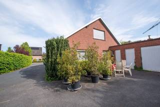 Goed gelegen, ruime open bebouwing met inkom, living, ruime keuken, badkamer, toilet, 4 slaapkamers, wasplaats, garage, kelder en grote tuin met serres.<br />Een 5de slaapkamer is mogelijk als de keuken mag verkleinen.<br />Stevige basis op een mooi perceel, ideaal als renovatieproject.<br /><br />Troeven:<br />- 4 slaapkamers waarvan 2 op het gelijkvloers<br />- zeer grote tuin biedt mogelijkheden voor een eventueel bijgebouw<br />- goeie ligging, vlakbij centrum Olsene met vlotte verbinding naar E17, openbaar vervoer en handelszaken.<br /><br />Benieuwd naar het potentieel van deze eigendom?<br />Graag mailen naar sylvie@immoroba.be of een seintje op 09/388.53.53.