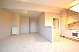<p><span>Gezellig appartement vlakbij centrum Dendermonde</span></p><p><span>Gelegen nabij het centrum van Dendermonde en op 200 m van stadspark en het station, biedt dit gezellige appartement op de 2de verdieping alle comfort dat je zoekt. Met 2 slaapkamers, een badkamer voorzien van een ligbad, een ingerichte keuken, berging en een apart toilet, is dit de ideale plek om te wonen.</span></p><p><span>Daarnaast beschikt het appartement over voldoende kosteloze parkeerplaatsen voor de deur, waardoor parkeren geen enkel probleem is. De woning heeft een goede EPC score van 175 kWh/ù² jaar wat betekent dat het energieverbruik efficiënt is. De verwarming gebeurt op aardgas, wat zorgt voor een aangename warmte.</span></p><p><span>Recentelijk volledig opgefrist met nieuwe verf en voorzien van moderne armaturen, straalt dit appartement een frisse en stijlvolle sfeer uit. Mis deze kans niet om in een comfortabel en goed onderhouden appartement te wonen, op een ideale locatie!</span></p><p><span>+ 45 euro vaste kosten.</span></p><p><span>Neem contact met ons op voor meer informatie of om een bezichtiging te regelen. We kijken ernaar uit om je rond te leiden in dit prachtige appartement.</span></p><p><span>verdere info of een bezoek ter plaatse contacteer Immo Twins 052/55.55.55 of info@immotwins.be</span></p><p><span> </span></p>