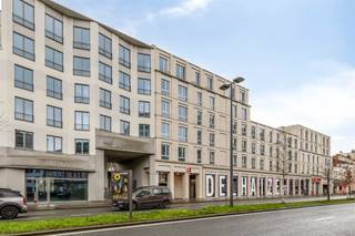 <p><span>APPARTEMENT MET 2 SLKS + TERRAS IN HARTJE ANTWERPEN</span></p><p><span> </span></p><p><span>In de residentiële wijk Zurenborg in het zuidoosten van de stad Antwerpen treffen wij residentie Plantin Moretus aan. De buurt staat gekend om de statige huizen, de gezellige pleinen en haar prachtige architectuur. Tevens bevinden wij ons nabij het Stadspark, het centraal station, het bruisende stadscentrum met diverse horecagelegenheden, lokale handelaars, de Antwerpse Zoo, De Groenplaats, De Meir, ... Kortom een stadswoning op een ware A-locatie met alle voorzieningen binnen handbereik!</span></p><p><span> </span></p><p><span>Toegekomen aan de residentie nemen wij de lift naar de vierde verdieping. Hier ontdekken wij een comfortabel &amp; lichtrijk appartement. Het appartement beschikt over een inkomhal, een berging/wasplaats, een keuken met toegang tot het terras, een woonkamer met toegang tot het balkon, een badkamer, een afzonderlijk gastentoilet en twee slaapkamers.  </span></p><p><span> </span></p><p><span>Troeven:</span></p><p><span>- A-locatie</span></p><p><span>- Gloednieuw appartement</span></p><p><span>- Aanwezigheid van een terras</span></p><p><span>- Parkeergelegenheid voor wagen en fiets<br />*Mogelijkheid tot het huren van een parkeerplaats, 125,00 euro/maand + berging 25,00 euro/maand<br /><br /></span></p><p><span>Interesse om de eerste bewoner te worden van dit knap tweeslaapkamerappartement op een absolute A-locatie? Neem contact op met Pillar Estate via <span>info@pillar.estate</span></span><span> of contacteer ons op het nummer 033 695 695.</span></p><p><span>*Deze gegevens zijn louter ter informatieve titel. De vermelde oppervlaktes zijn slechts een indicatie. Pillar kan niet verantwoordelijk gesteld worden voor de juistheid van de aan haar verstrekte gegevens. </span></p><p><span> </span></p>