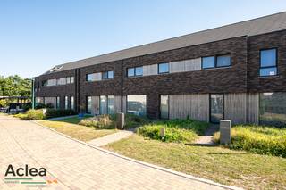 Op zoek naar een energiezuinige, recente woning in een rustige, kindvriendelijke buurt én toch dicht bij het bruisende centrum van Eeklo? Dan is deze prachtige gezinswoning in de Linnenstraat precies wat u zoekt! Deze BEN-woning van bouwjaar 2020 combineert hedendaags wooncomfort met een uitstekende ligging. Dankzij de duurzame bouw en de energiezuinige installaties geniet u hier van een lage energiefactuur en een optimaal wooncomfort.<br /><br />Binnenin wordt u verwelkomd door een lichtrijke leefruimte met een open ingerichte keuken met eiland. Op de eerste verdieping bevinden zich 3 ruime slaapkamers en een stijlvolle badkamer. Via de vaste trap bereikt u de praktische zolder, die zich perfect leent als extra hobbyruimte, bureau of vierde slaapkamer.<br /><br />Buiten is het volop genieten in de zuidgerichte tuin met aangelegd terras, waar u de hele dag door kan profiteren van de zon. De aparte garage biedt extra berg- en parkeermogelijkheid.<br /><br />Indeling als volgt:<br />- inkomhal met vestiaire<br />- gastentoilet<br />- lichtrijke leefruimte<br />- open ingerichte keuken met eiland<br />- praktische berging/wasplaats<br />- nachthal<br />- 3 volwaardige slaapkamers<br />- apart toilet boven<br />- badkamer met ligbad, douche en badkamermeubel<br />- ruime zolder met vaste trap<br />- zuid gerichte tuin met terras<br />- aparte garage<br /><br />De woning is momenteel verhuurd, wat ze ook interessant maakt als investeringsvastgoed.<br /><br />Kom deze woning snel ontdekken en maak uw afspraak!<br />09/377 31 77