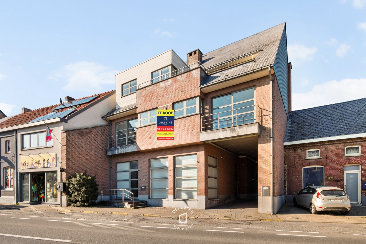 Veelzijdig investeringspand met 3 APP., MAGAZIJN, STAANPLAATSEN EN HANDELSPAND - foto 1