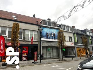 Het pand heeft de volgende indeling: Ruime commerciële ruimte (44,6m²), berging (5,1m²), een bureauruimte (10,26m²), apart toilet en een ingerichte keuken (kasten, dampkap, keramisch kookvuur, dubbele spoelbak, microgolf; 11,69m²).<br /><br />Het gelijkvloers is uitgerust met een anti inbraak rolluik, een airco en een mogelijkheid voor het ophangen van een spandoek. Achteraan het gebouw is er nog een tuinberging voor eventuele opslag en 2 autostaanplaatsen aanwezig. Het pand heeft ook nog een kelder die gebruikt kan worden als opslagruimte.<br /><br />Bovenaan zijn er twee residentiële verdiepen aanwezig die momenteel niet worden gebruikt. Deze verdiepen zijn te renoveren. Het pand kan geschikt zijn voor gemengd gebruik. (Oppervlakte residentiële gedeelte (80m²) niet opgeteld bij de totale oppervlakte). <br /><br />Het pand is geschikt voor volgende doeleinden: stockage, winkelruimte, burelen, vrije beroepen, etc. <br /><br />- Energielabel E<br />- CV = Aardgas<br />- Veiligheidsrolluiken voorzien aan de binnenkant!<br /><br />Voor bijkomende inlichtingen of een bezoek ter plaatse kan u steeds vrijblijvend contact opnemen met Immo S|P op het nummer 014/59.10.20. of via info@immosp.be.